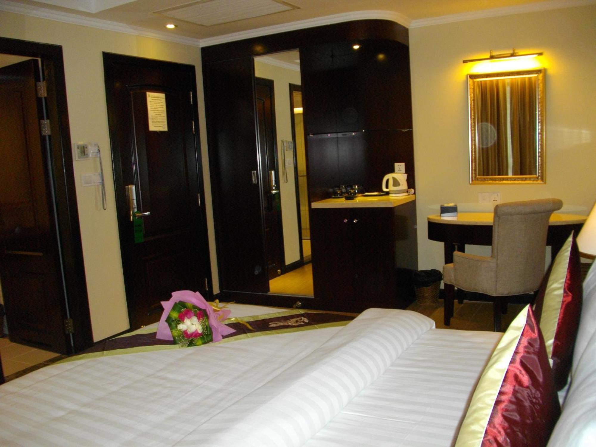 Lux Riverside Hotel & Apartment Phnom Penh Exterior photo