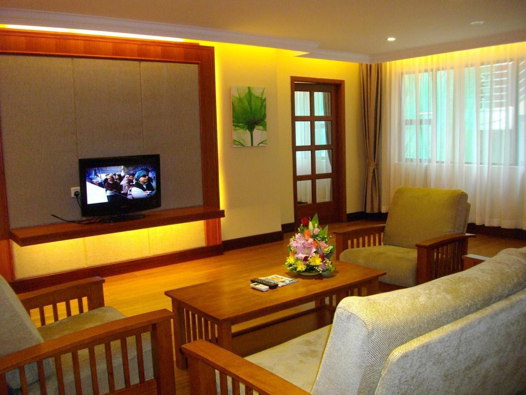 Lux Riverside Hotel & Apartment Phnom Penh Exterior photo