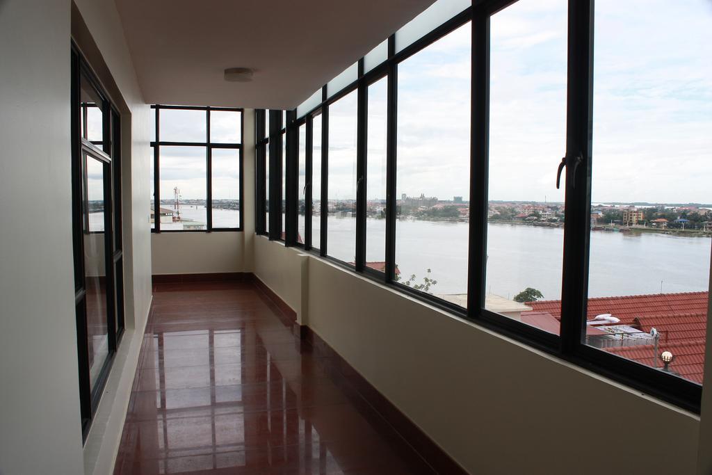 Lux Riverside Hotel & Apartment Phnom Penh Exterior photo