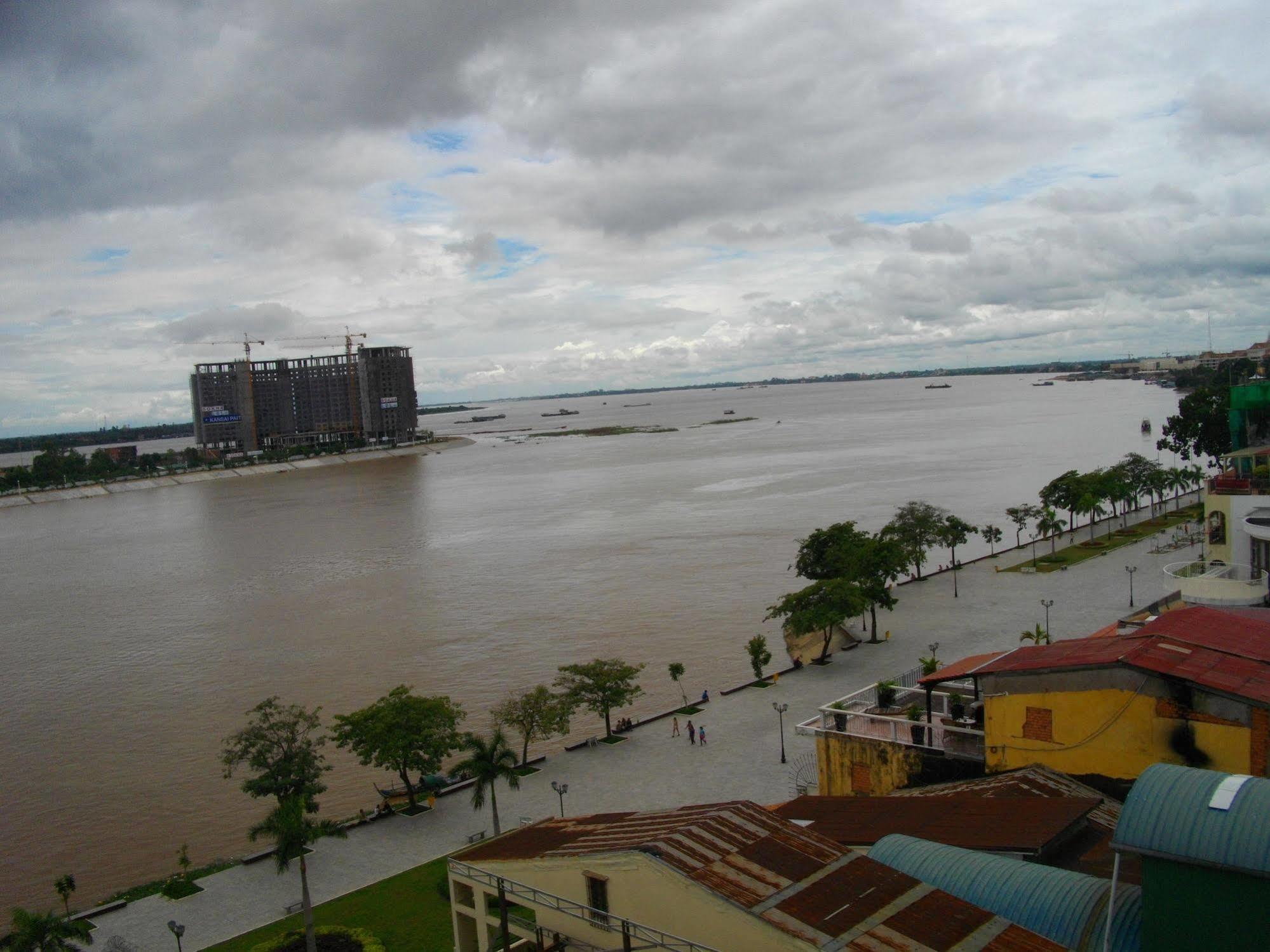 Lux Riverside Hotel & Apartment Phnom Penh Exterior photo