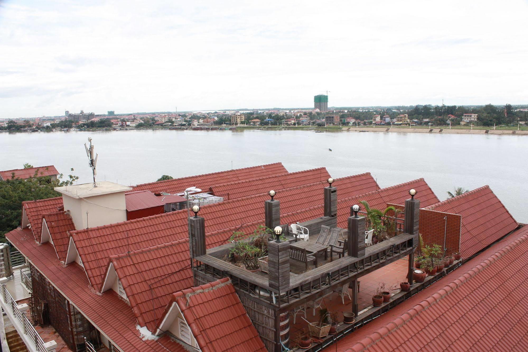 Lux Riverside Hotel & Apartment Phnom Penh Exterior photo