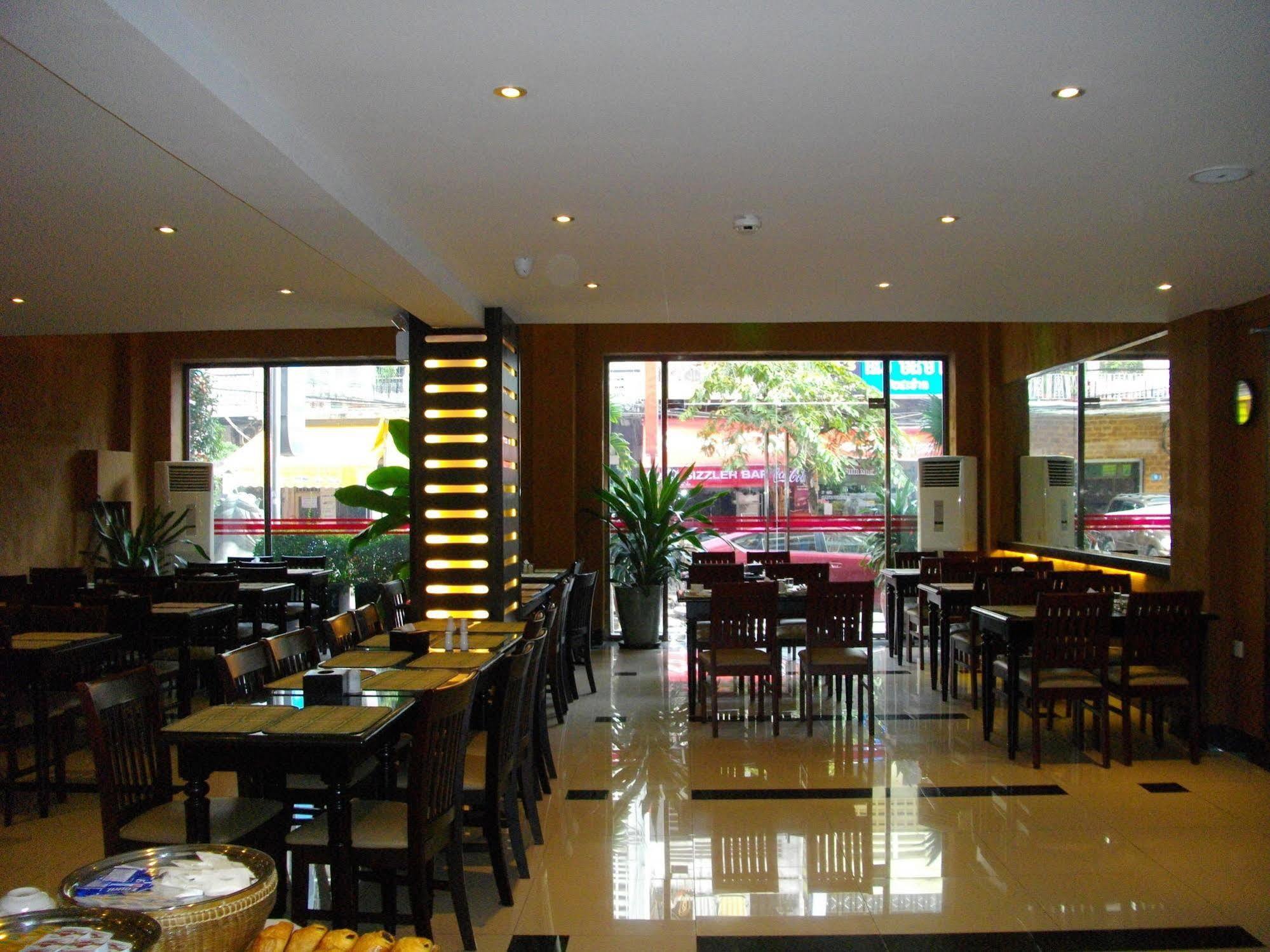 Lux Riverside Hotel & Apartment Phnom Penh Exterior photo