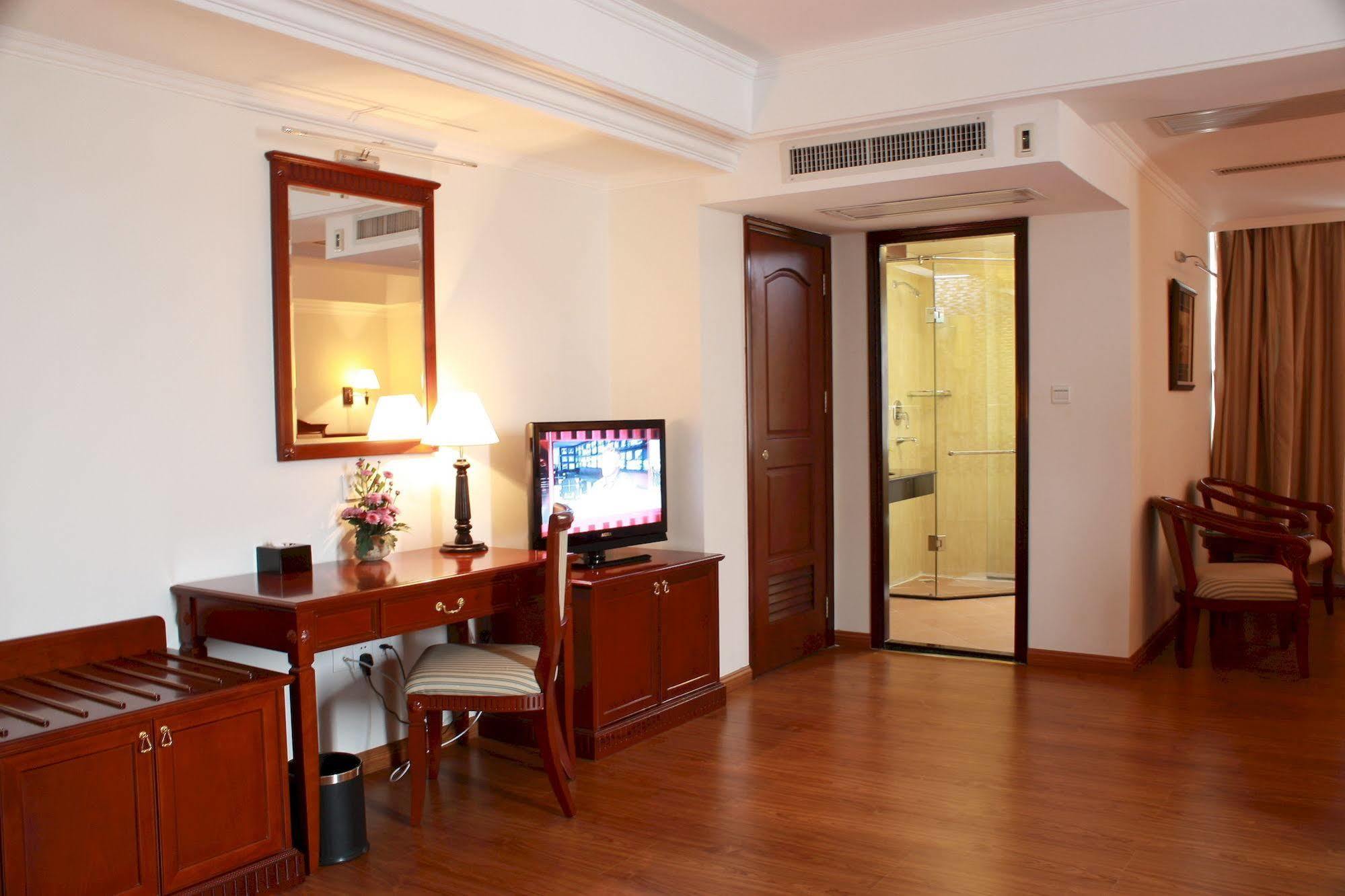 Lux Riverside Hotel & Apartment Phnom Penh Exterior photo