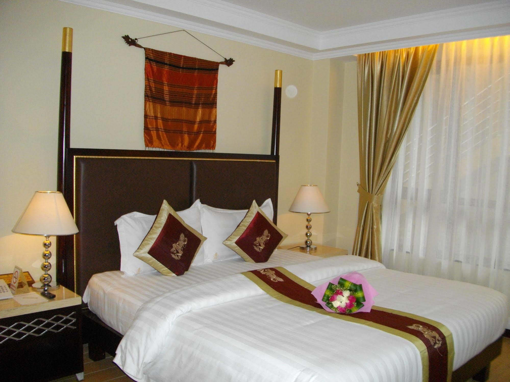 Lux Riverside Hotel & Apartment Phnom Penh Exterior photo