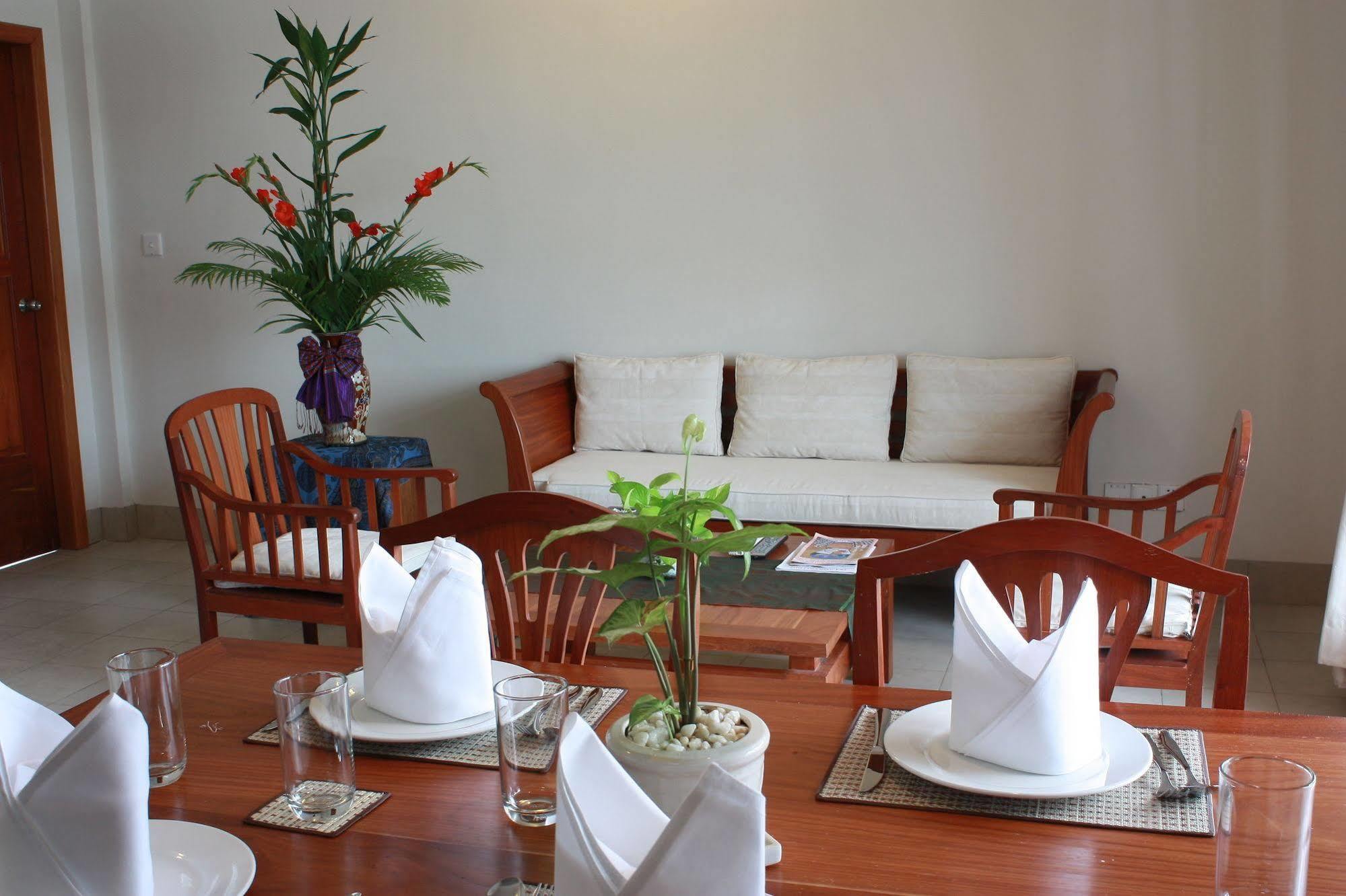 Lux Riverside Hotel & Apartment Phnom Penh Exterior photo