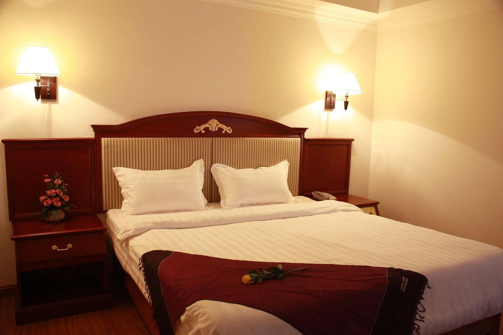 Lux Riverside Hotel & Apartment Phnom Penh Exterior photo