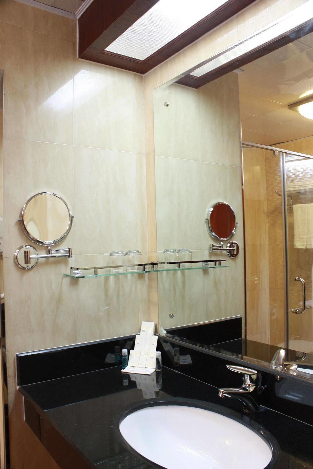 Lux Riverside Hotel & Apartment Phnom Penh Exterior photo