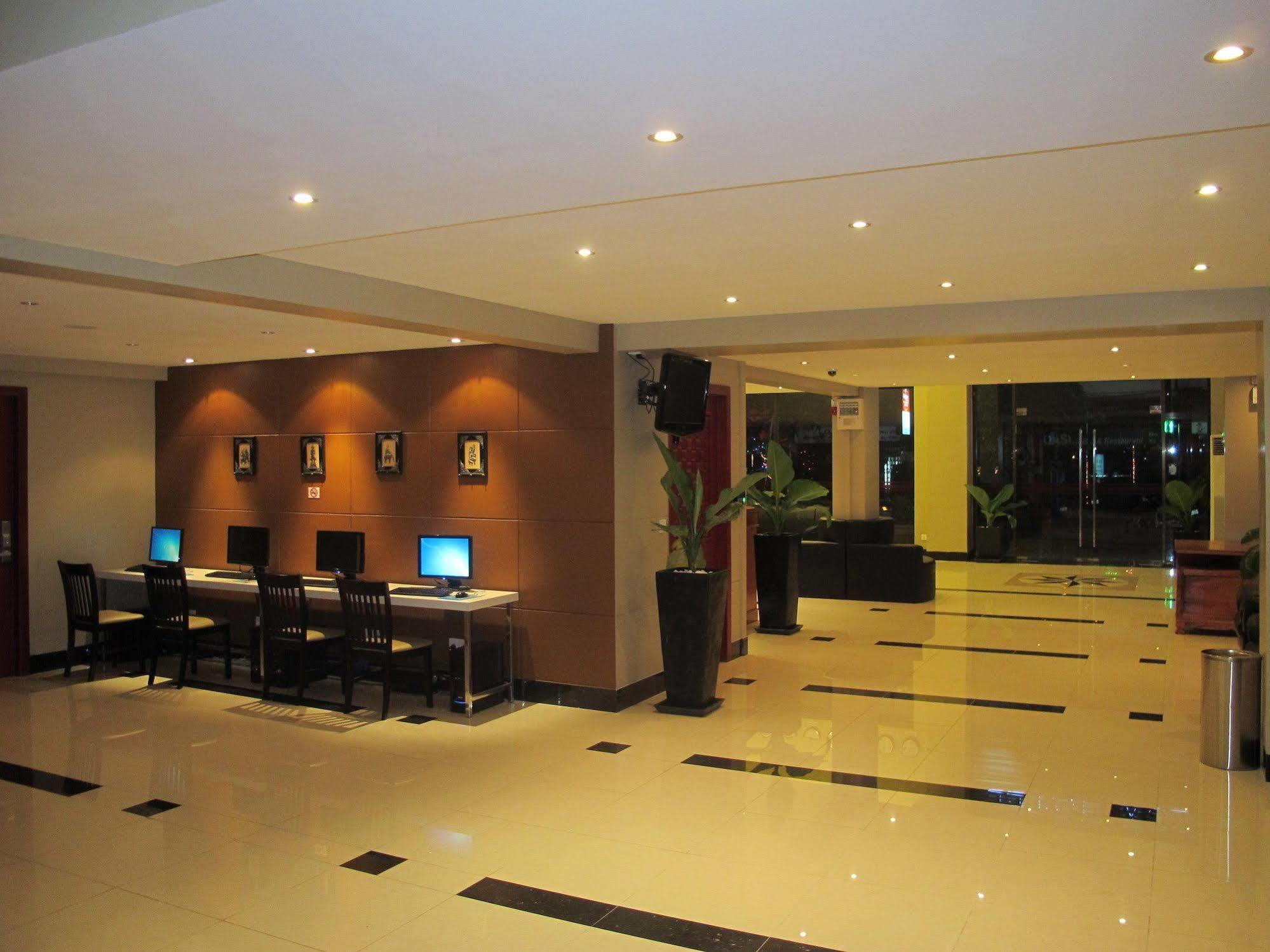 Lux Riverside Hotel & Apartment Phnom Penh Exterior photo