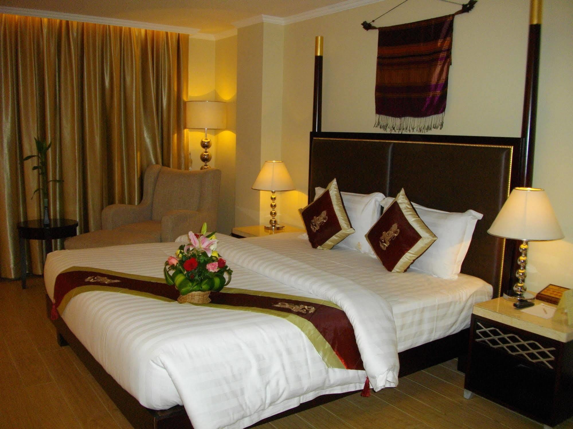 Lux Riverside Hotel & Apartment Phnom Penh Exterior photo
