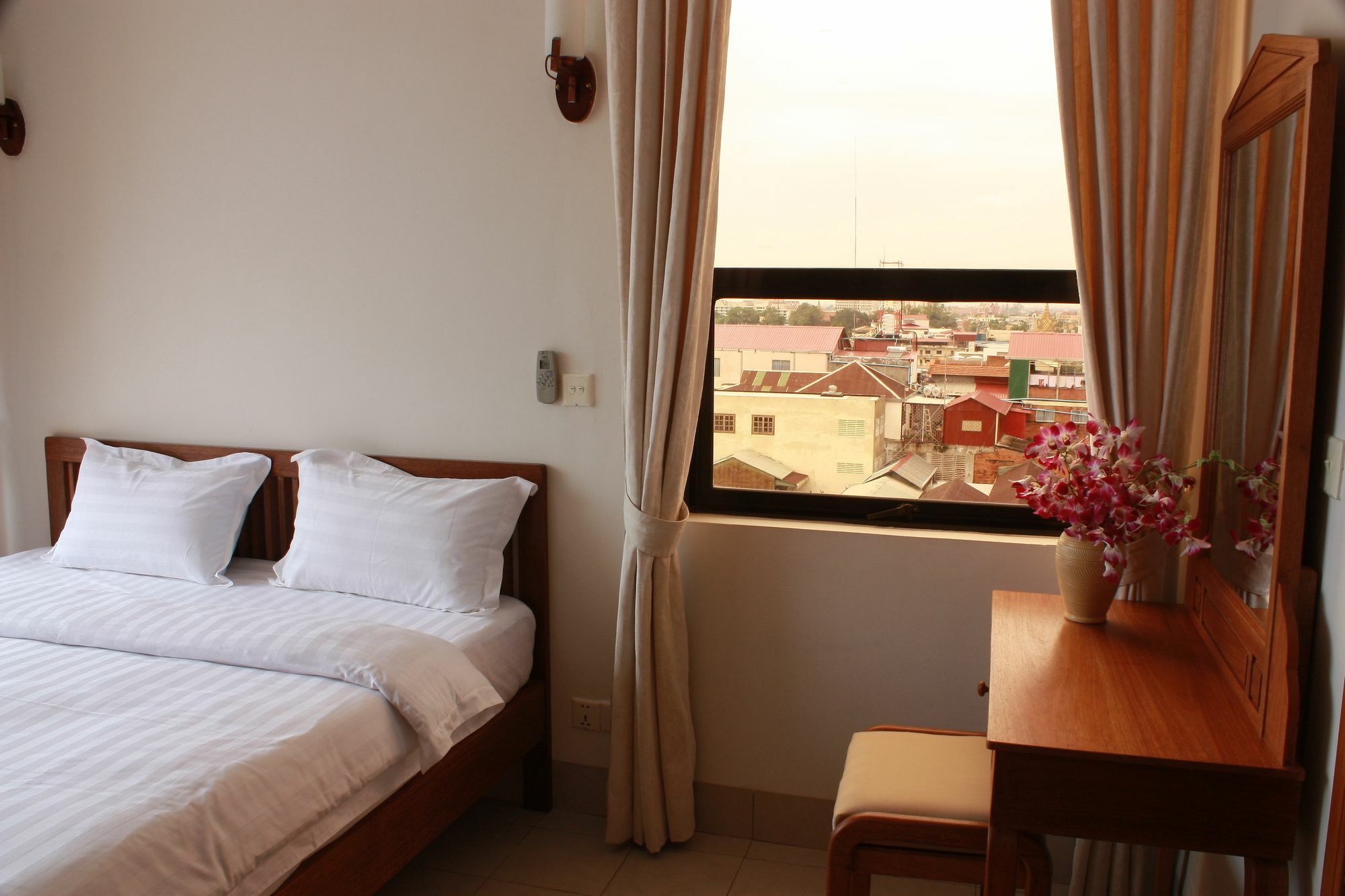 Lux Riverside Hotel & Apartment Phnom Penh Exterior photo