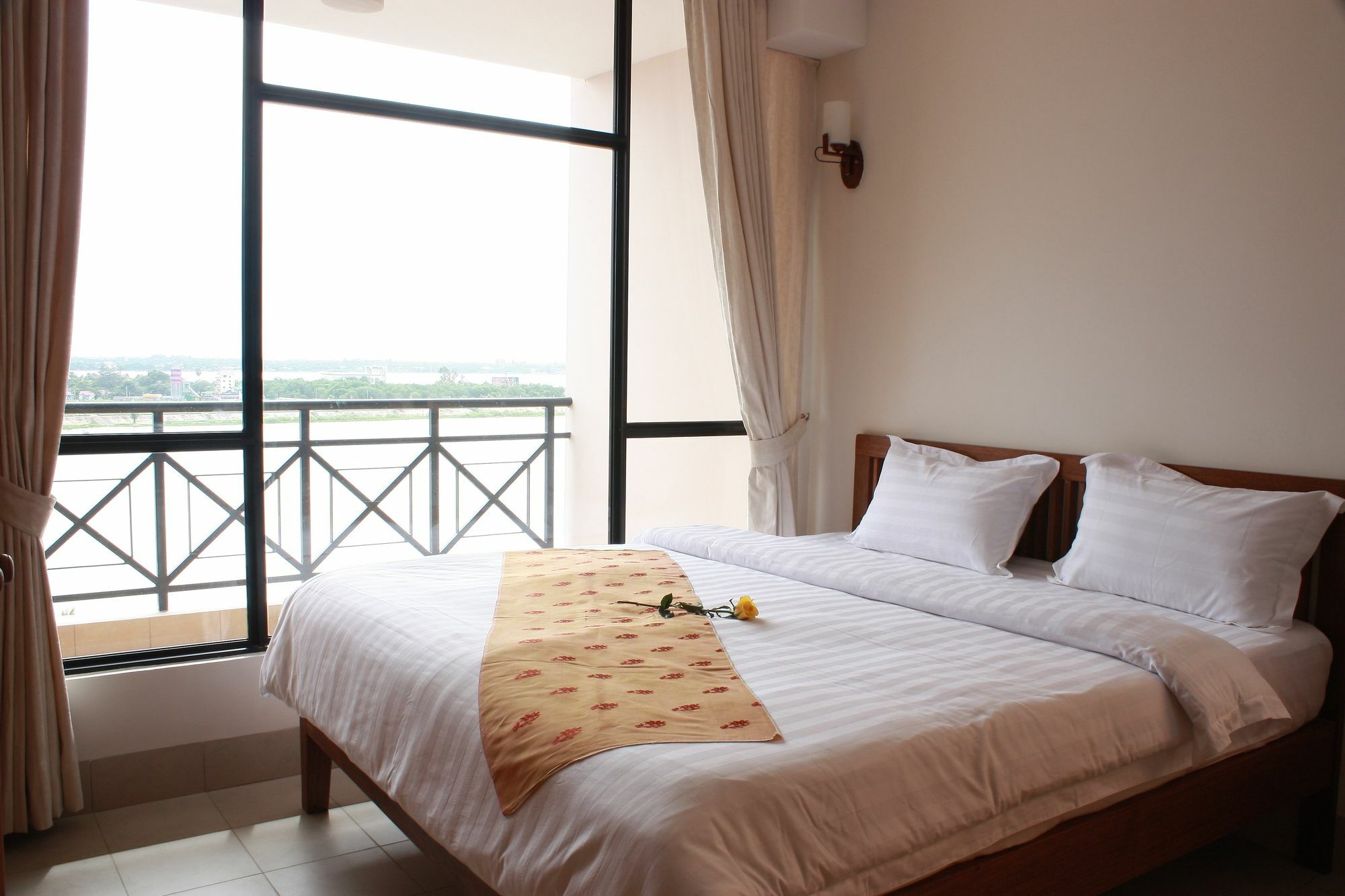 Lux Riverside Hotel & Apartment Phnom Penh Exterior photo